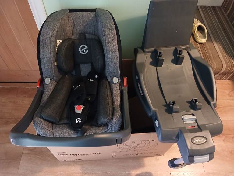 Oyster Baby Car Seat with ISOFIX Base – Grey, Good Condition