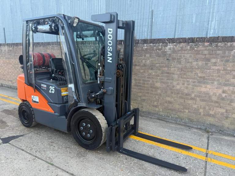 2022 Doosan 2.5t gas forklift, container spec mast, sideshift, full cab