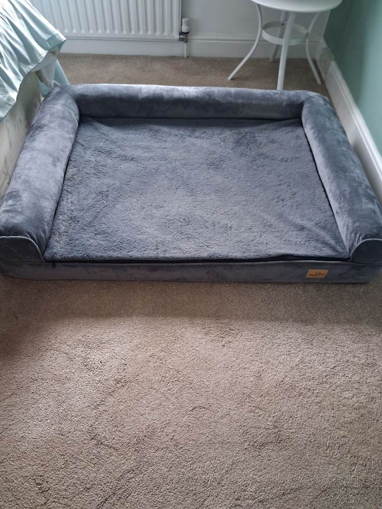 Memory foam washable dogs bed.