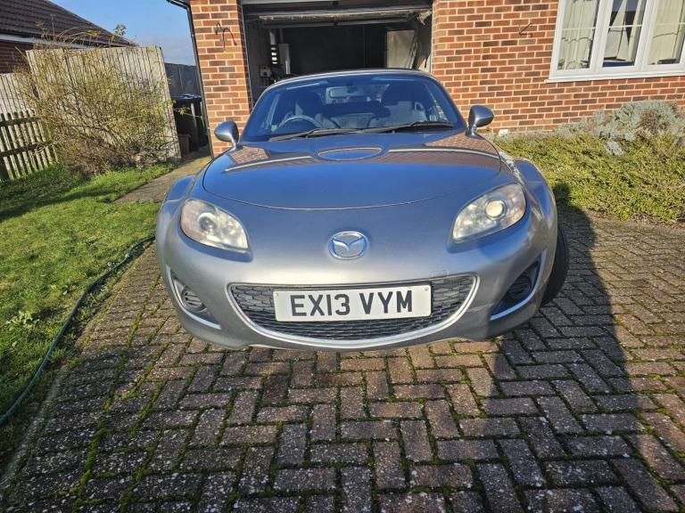 Mazda MX-5 roadster se convertible