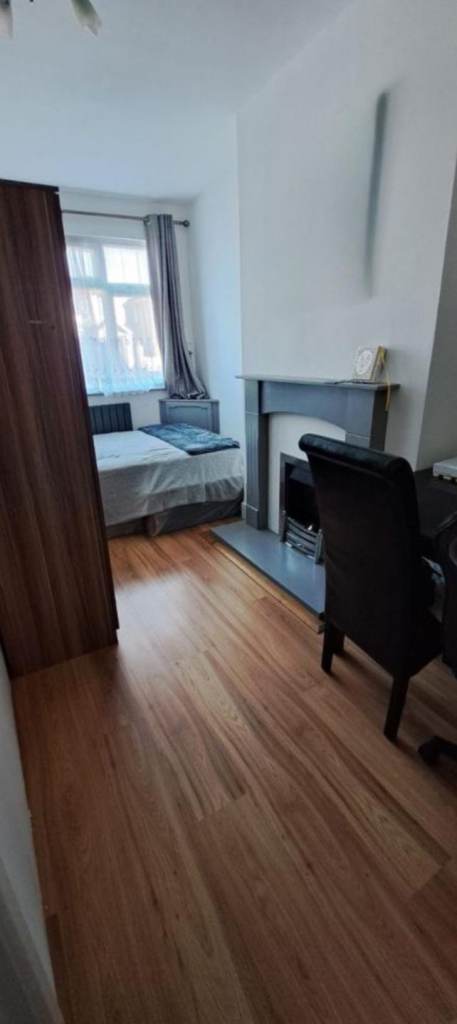 Large Double room, very big room, new bed, shared good house. Newly painted & decorated (Hayes)