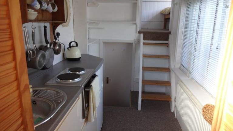 One bedroom flat in excellent location KT1