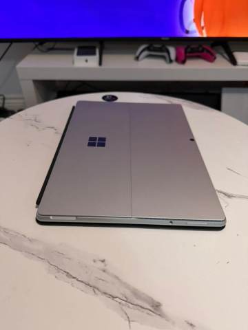 Like New Microsoft Surface PRO 8 1983 Touchscreen, 16gb ram 256gb