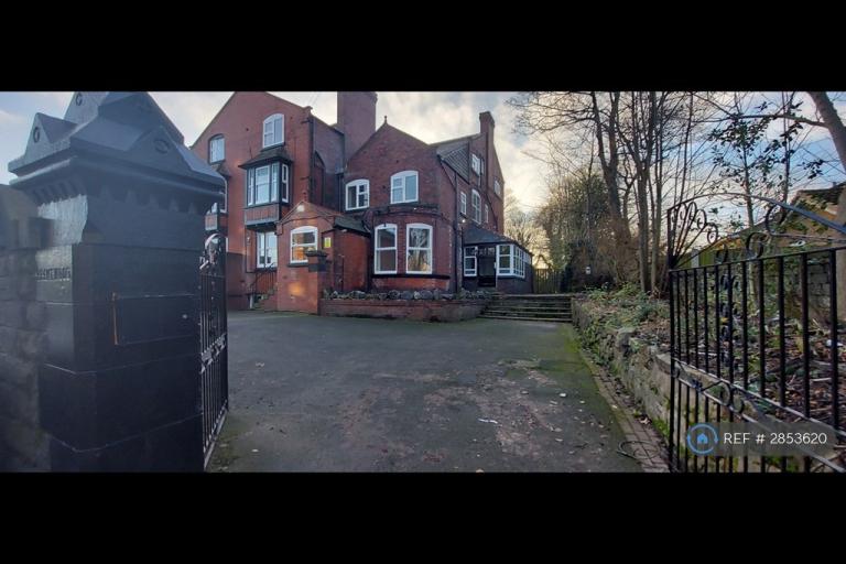 Studio flat in Brentwood, Bury, BL9 (#2853620)