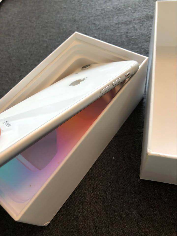 New condition iPhone XR unlocked 64gb %84 BH