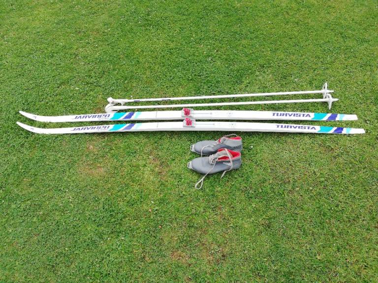 CROSS COUNTRY SKIS plus BOOTS