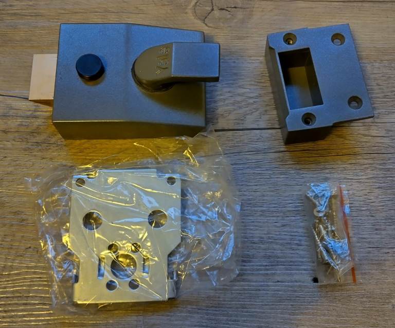 Deadbolt Nightlatch night latch 60mm Yale P82