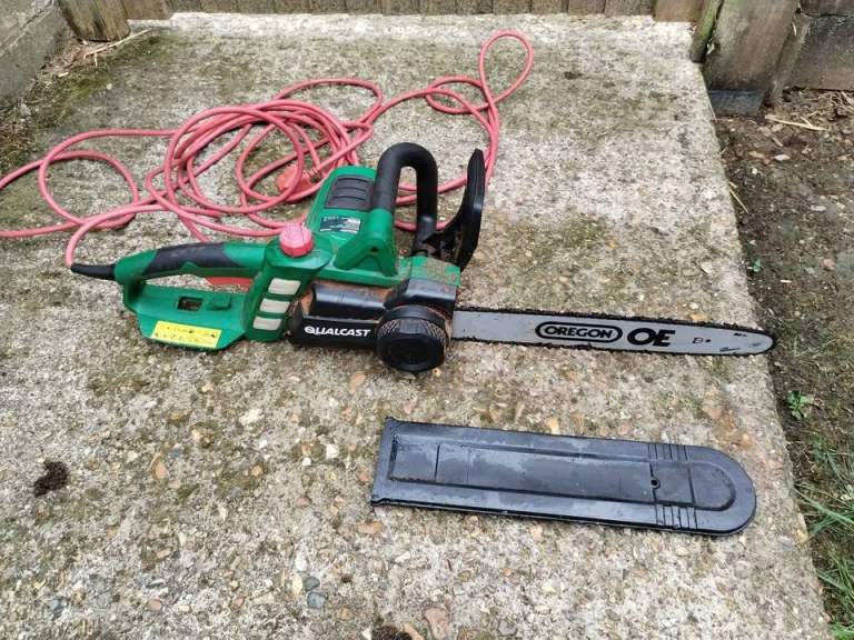 Qualcast gcs 400 2000 watts electric chainsaw with lots of mains cable
