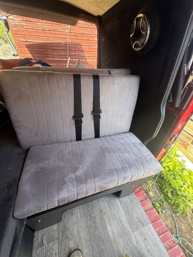 3/4 rock and roll bed with seat belts