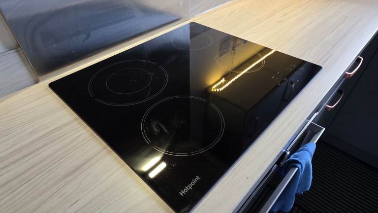 Hotpoint Electric Ceramic Hob – 4 Zone – Excellent Condition