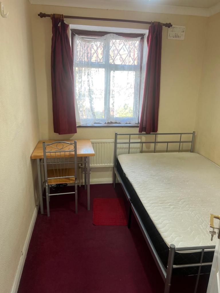 Single room with double bed near Norbury. Inclusive of all bills £550pcm. SW16 4UD.