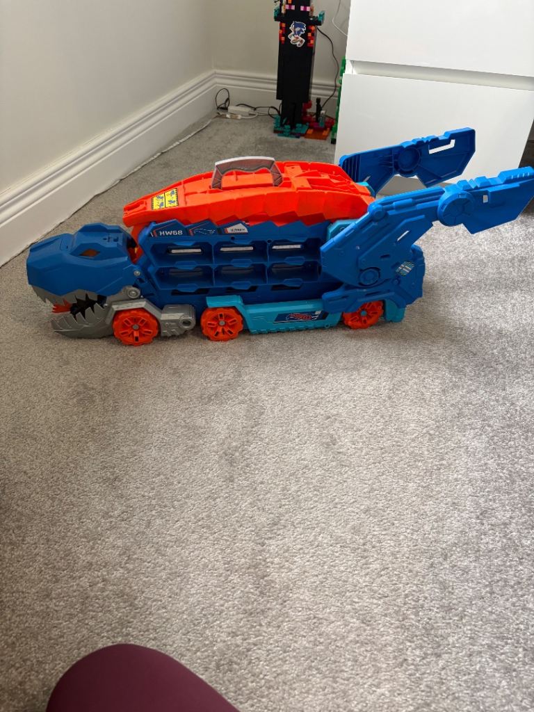 Hot Wheels City Let's Race Ultimate T-Rex Transporter Playset