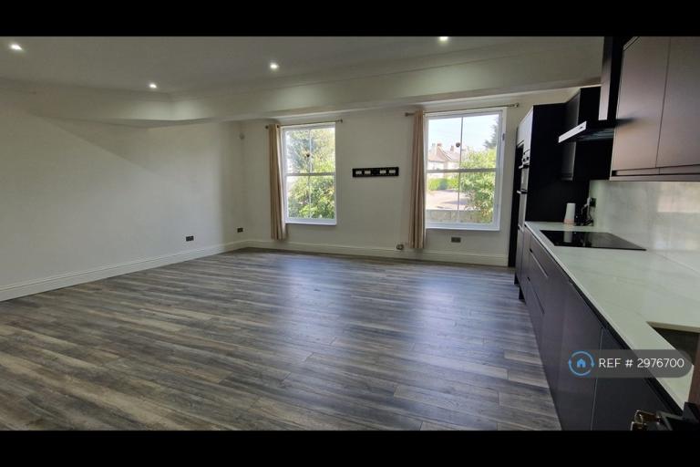 5 bedroom house in Kitchener Avenue, Kent, DA12 (5 bed) (#2976700)