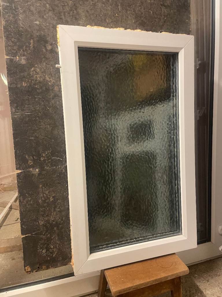 H 95 x W 57 cm - SMALL UPVC DOUBLE GLAZED WINDOW - OBSCURE GLASS - GOOD CONDITION (REF: SJ472)
