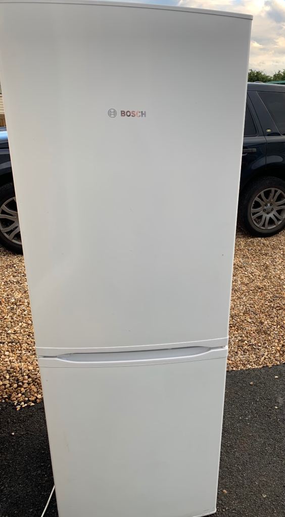 Bosch fridge freezer frost free (DELIVERY AVAILABLE TODAY)