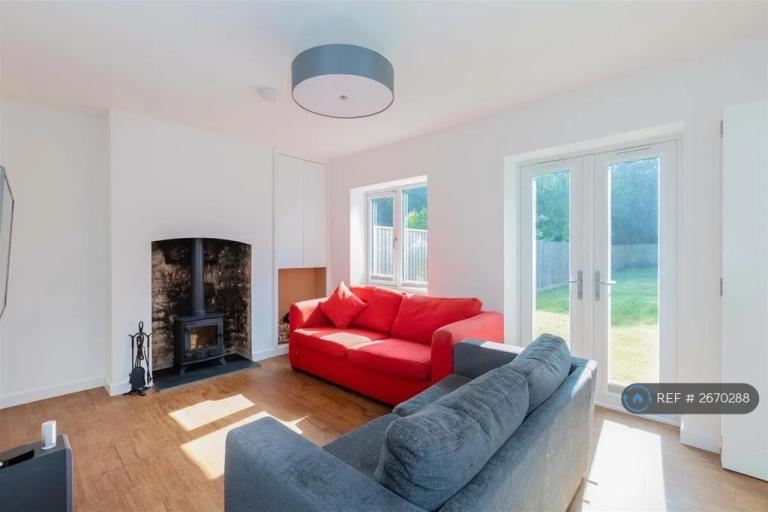 3 bedroom house in Holly Close, Highmoor Cross, Henley-On-Thames, RG9 (3 bed) (#2670288)