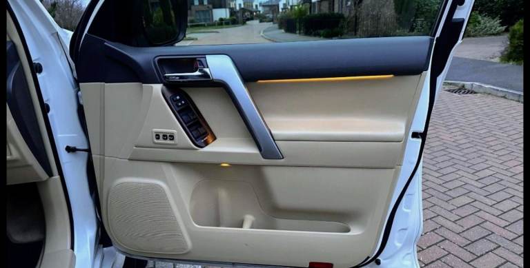 Toyota landcruiser invincible white auto fsh Sunroof Beige interior 