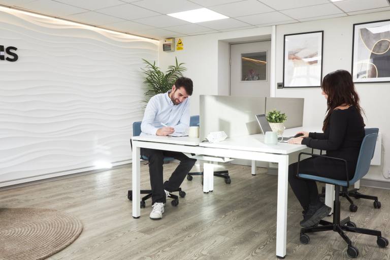 London - UB6 7JD \ Flexible Coworking Space with Desk Access