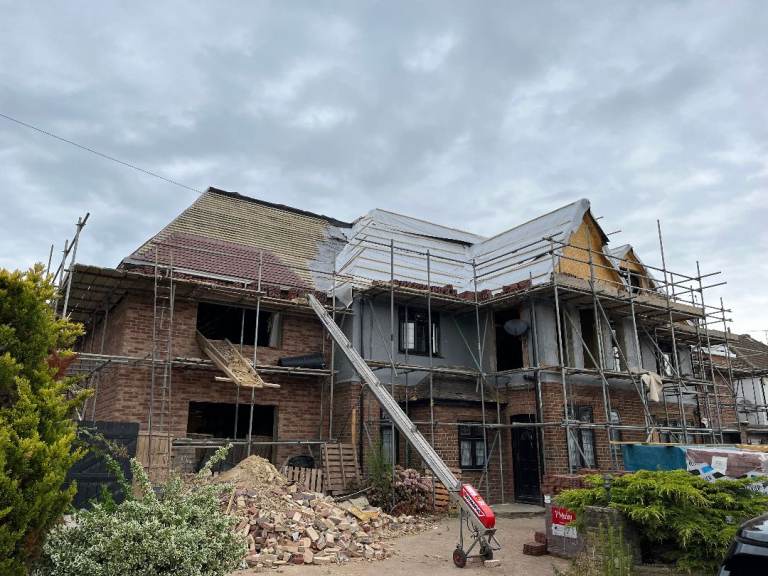 Professional Roofer, builder, Carpenter, Plumber, Extensions, Loft Conversions & Roof Repairs