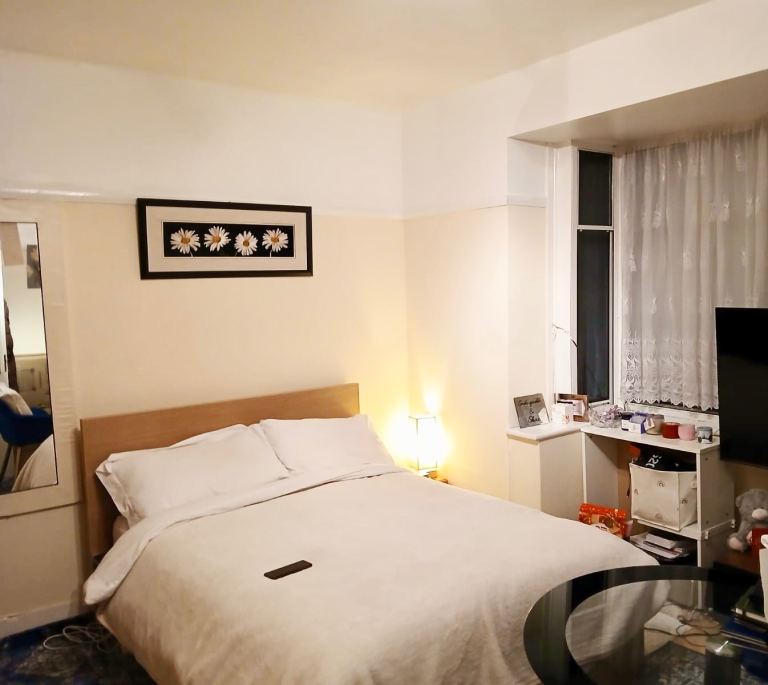 Rent *** Double Room Own WC - North Circular Road NW10 0HY