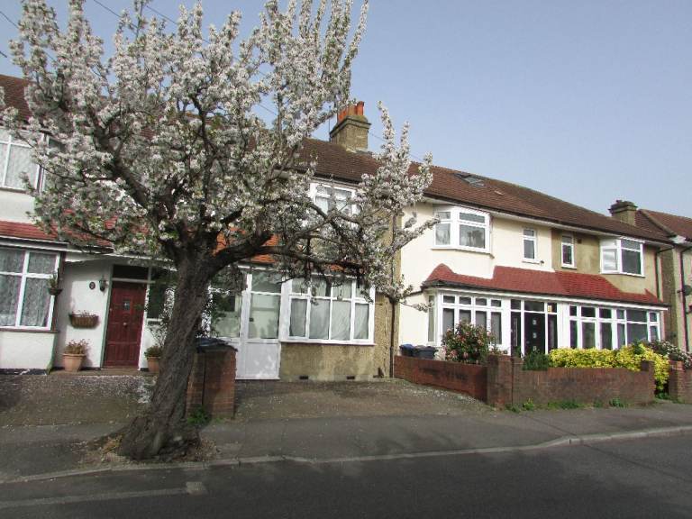 Very big double and double ensuite,1 min to train statin, zoon 3, bill, parking and wifi inclu