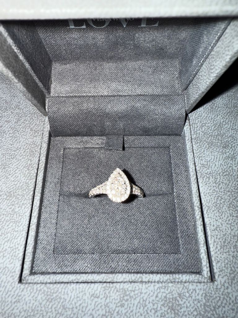 Vera Wang 0.70 18ct engagement ring 