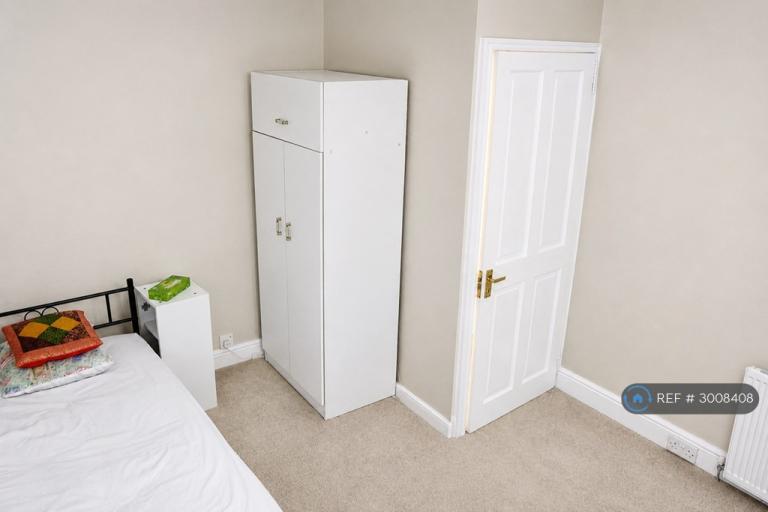 1 bedroom in Westway, London, SW20 (#3008408)