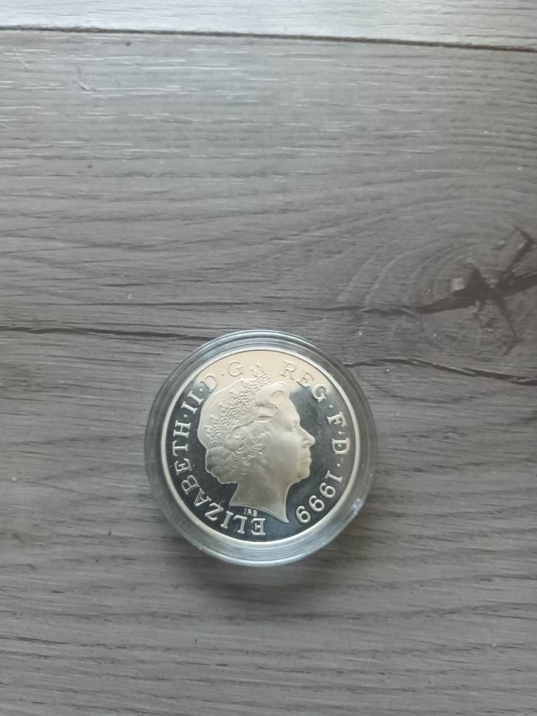 Elizabeth II 1999 Coin in Protective Case