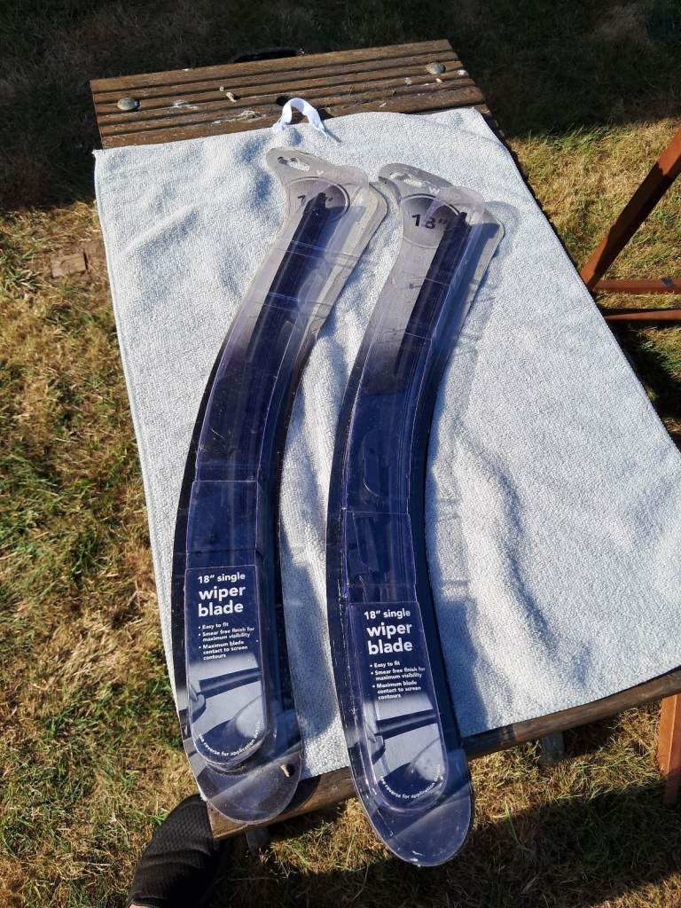 18" windscreen wipers x2