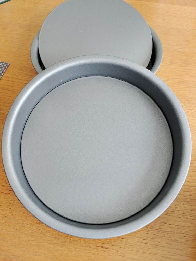 2 NEW NON STICK CAKE TINS