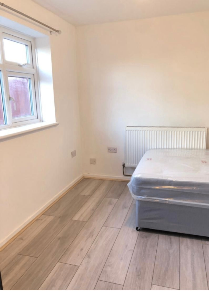 Spacious & Cosy double room for Rent SS14 1QA