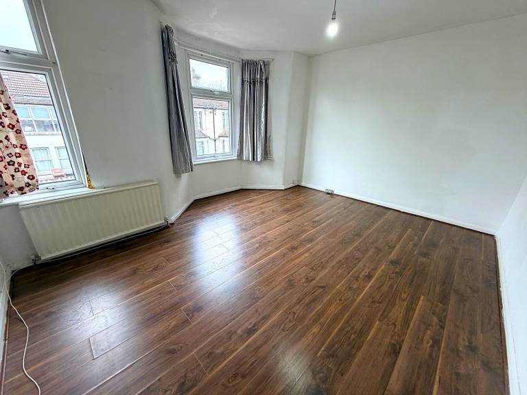 Excellent Condition Spacious and very Close to Barking Station 4 Double bedrooms House for rent