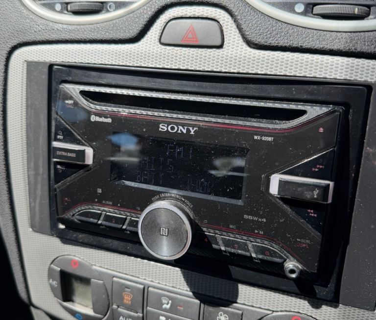 SONY DOUBLE DIN STERIO 55X4  Bluetooth dab aux usb cd comes with all wires and cage 