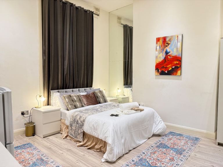Fully Furnished Self contained studio in Maida Vale - Prime Location Company let welcome