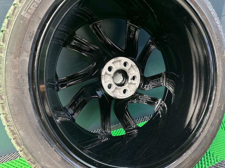 Land Rover Discovery 5 22” Powdered Gloss Black alloy wheels - style 5025 & 5/7mm+ Pirelli’s!