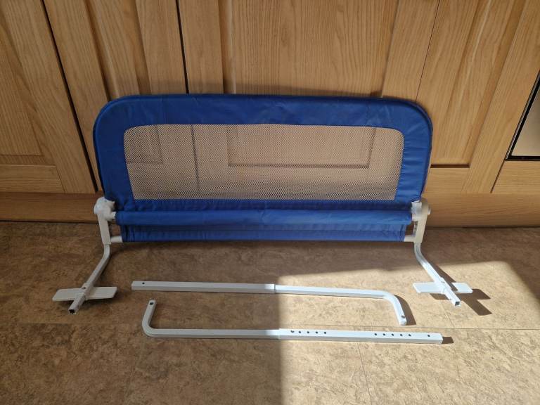 Adjustable bed guard