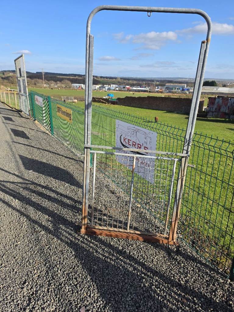 Sheep 3ft galvanised guillotine gate farm livestock tractor 