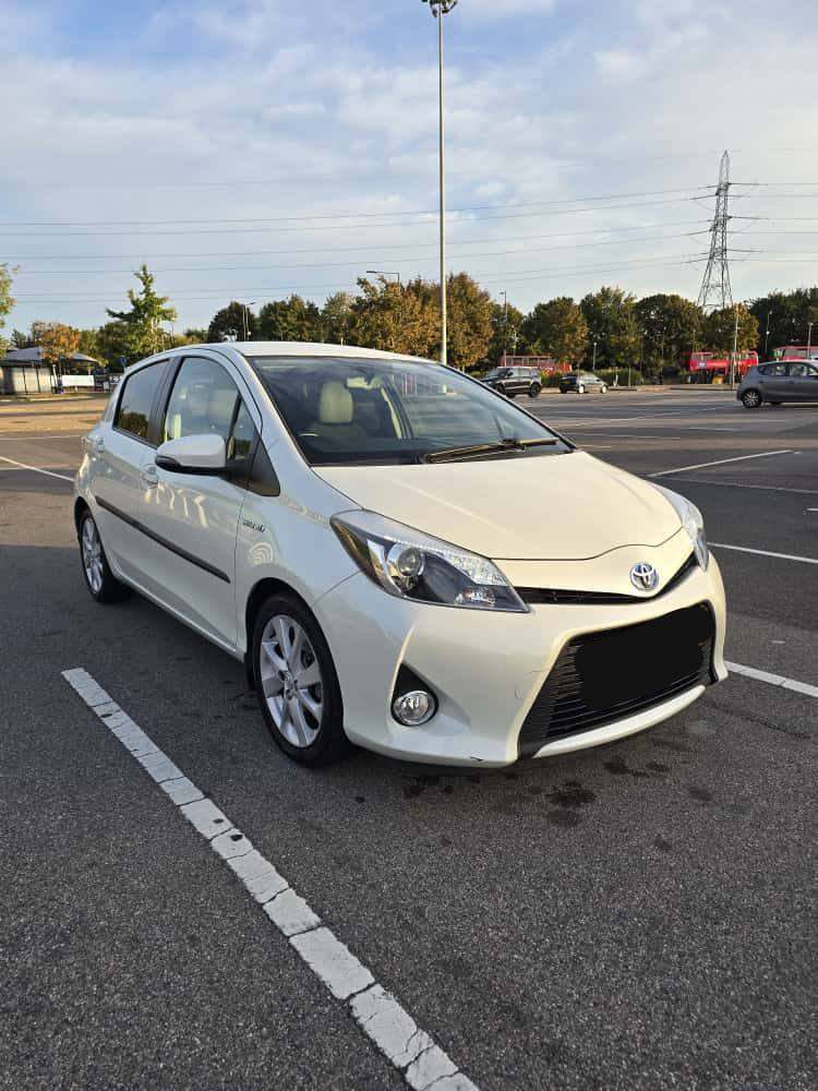 Automatic Toyota Yaris hybrid 1.5 VVT-CVT,5 Hatchback Petrol/Electric