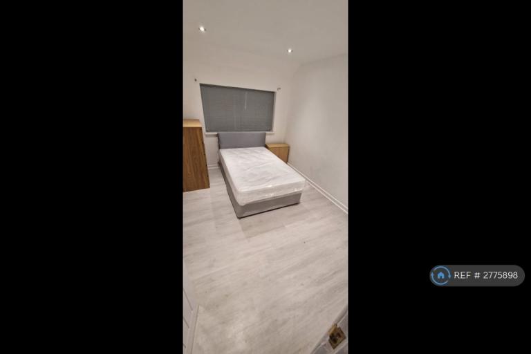 1 bedroom in Wickford Close, Romford, RM3 (#2775898)