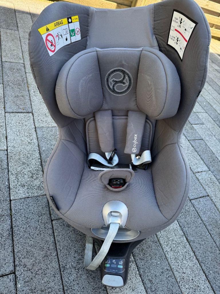 Cybex Patinum Sirona car seat and base  