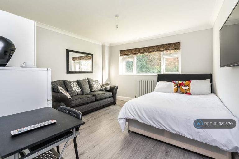 1 bedroom in Park Road, Smallfield, Horley, RH6 (#1982530)