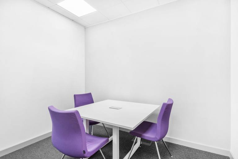 Bradford - BD17 7TD \ Office for Rent with 4 Workstations