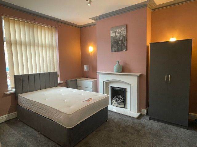 Old Trafford Excellent double room, Includes all bills, High speed internet, city centre 8 minutes.