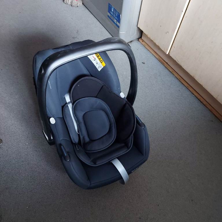 Maxi cosi car seat and baby carrier