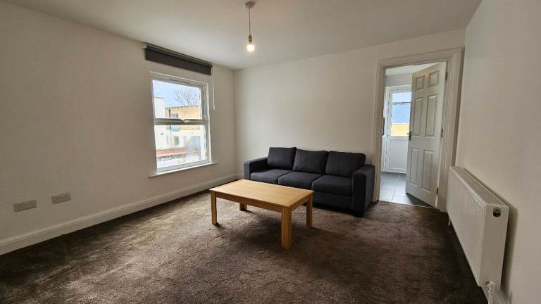 Recently refurbished 5 bedroom/2 bathroom maisonette with use of shared garden in Willesden, NW2