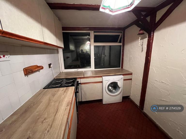 2 bedroom flat in Long Green, Chigwell, IG7 (2 bed) (#2714529)