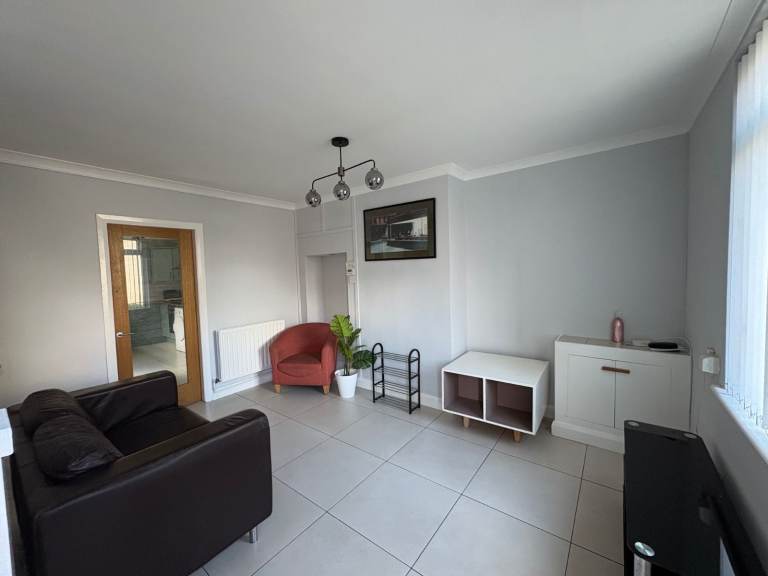 Stylish Modern Refurbished Two Double Bedroom Terrace Close to Hospitals and City Centre