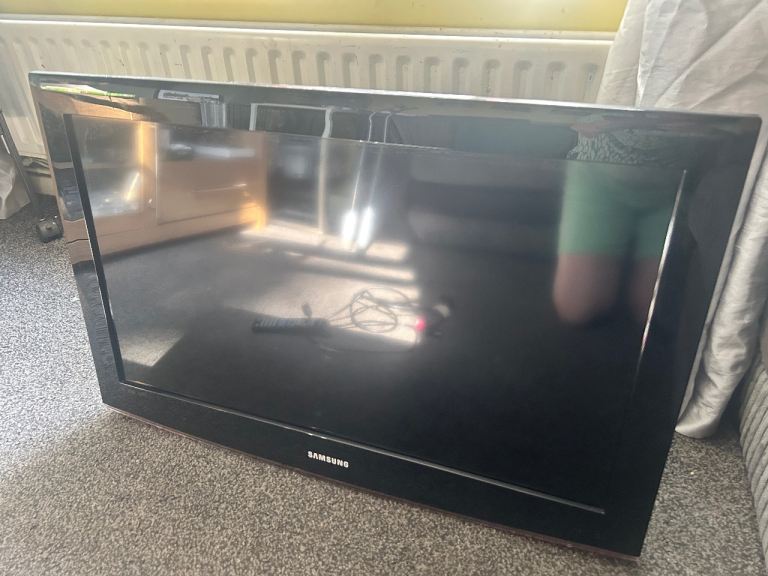 Samsung 32-inch LCD TV with wall bracket and fixings 