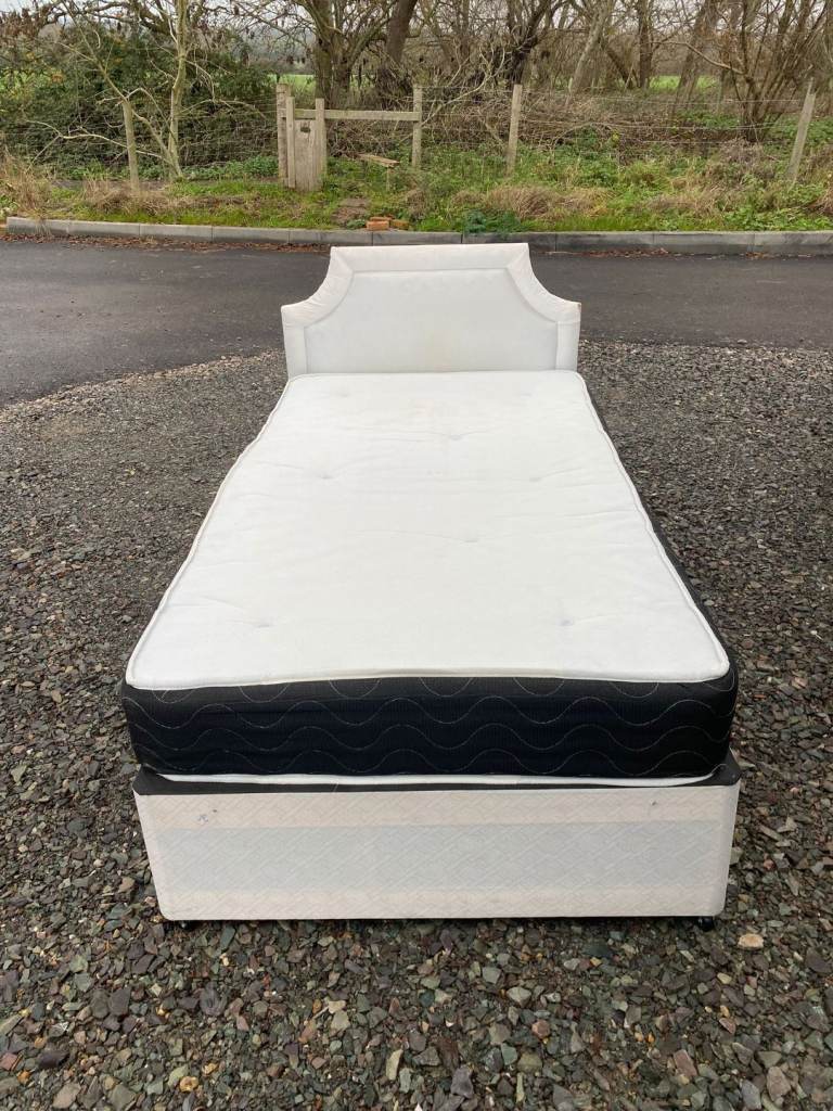 Small double bed bed with mattress £125(we can deliver)