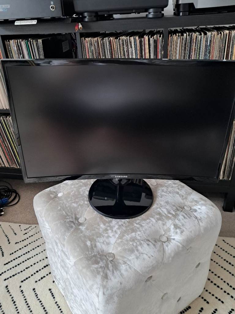 2 Flat Screen Curved 24" Monitors
